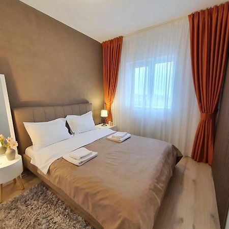 Elias Central Apartment - 2 Bedrooms & Free Parking Орадя Экстерьер фото