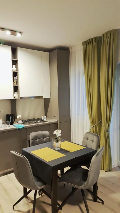 Elias Central Apartment - 2 Bedrooms & Free Parking Орадя Экстерьер фото