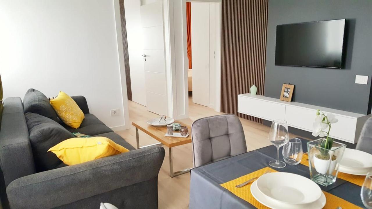 Elias Central Apartment - 2 Bedrooms & Free Parking Орадя Экстерьер фото