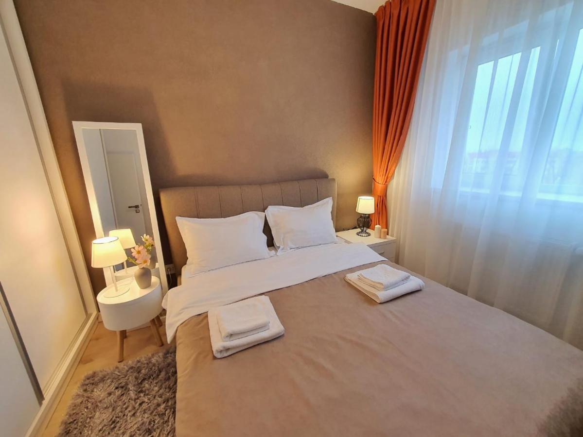 Elias Central Apartment - 2 Bedrooms & Free Parking Орадя Экстерьер фото